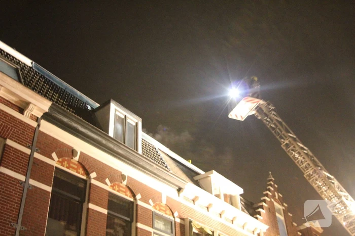 Brandweer veegt schoorsteen na brand