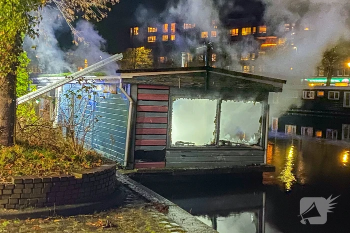 Persoon overleden na brand op woonboot