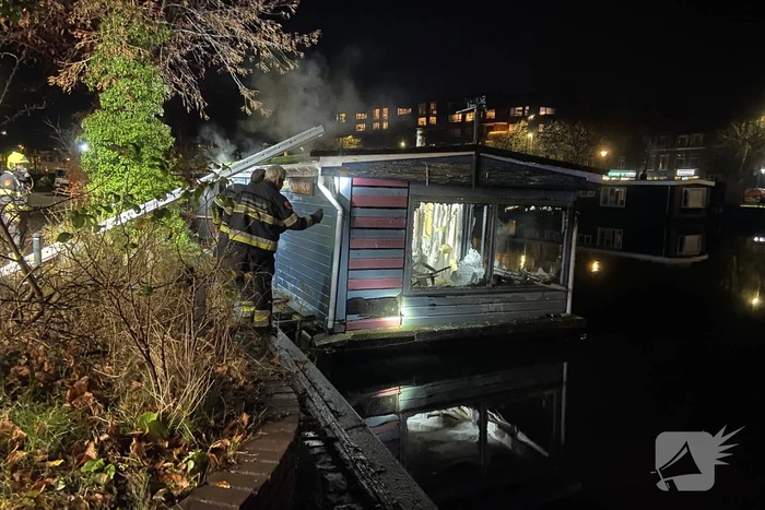 Persoon overleden na brand op woonboot