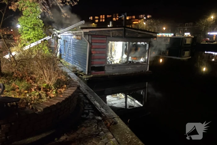 Persoon overleden na brand op woonboot