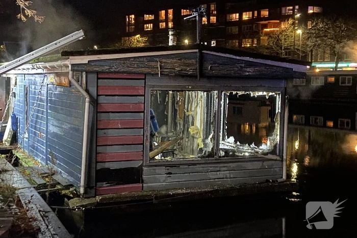 Persoon overleden na brand op woonboot