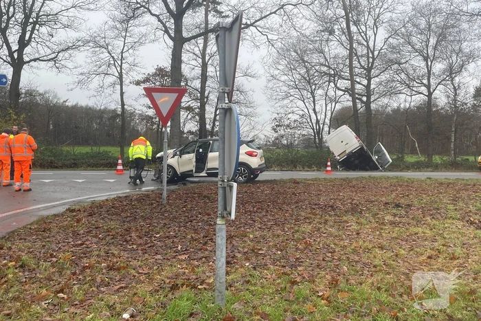 Veel schade bij ongeluk tussen auto en bestelbus