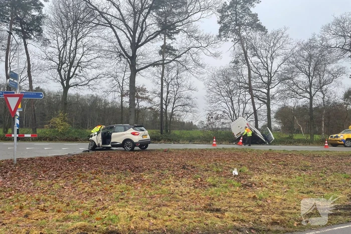 Veel schade bij ongeluk tussen auto en bestelbus