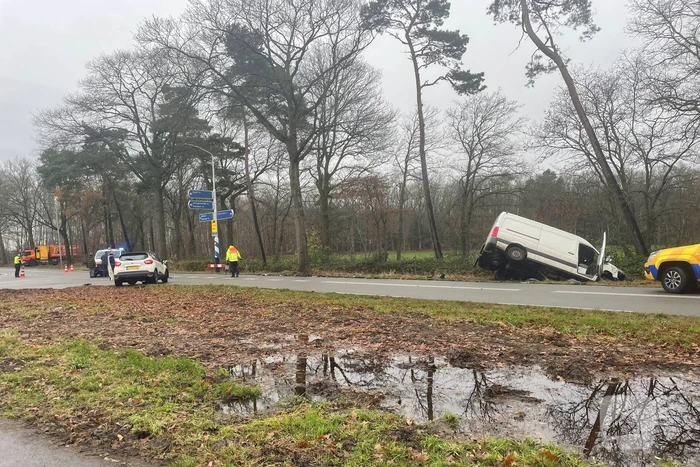 Veel schade bij ongeluk tussen auto en bestelbus