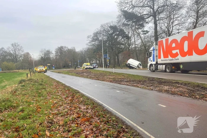 Veel schade bij ongeluk tussen auto en bestelbus