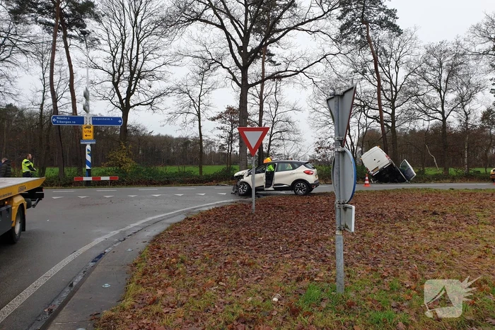 Veel schade bij ongeluk tussen auto en bestelbus