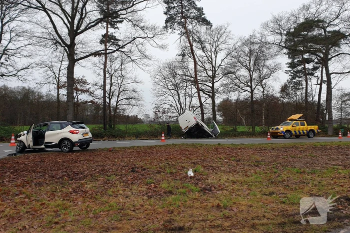 Veel schade bij ongeluk tussen auto en bestelbus