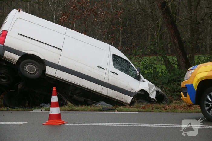 Veel schade bij ongeluk tussen auto en bestelbus