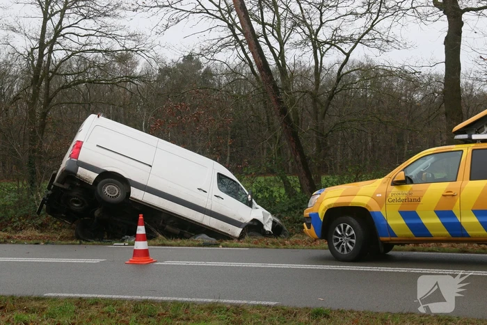 Veel schade bij ongeluk tussen auto en bestelbus