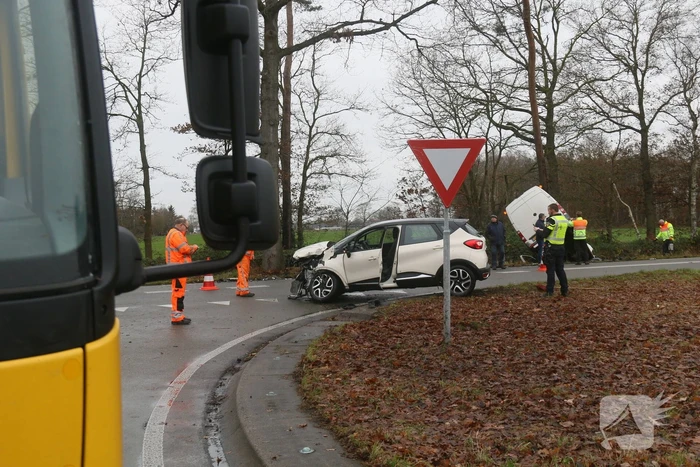 Veel schade bij ongeluk tussen auto en bestelbus