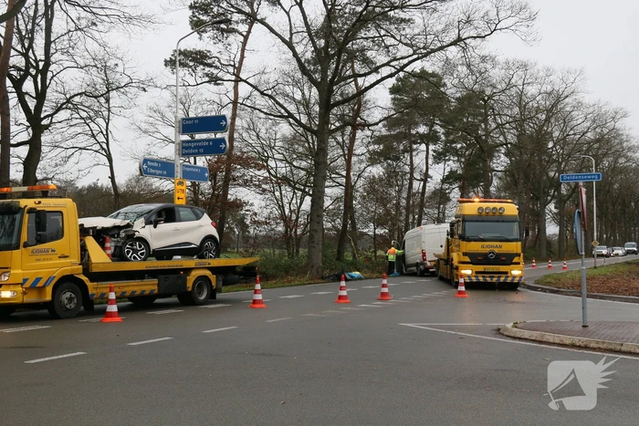 Veel schade bij ongeluk tussen auto en bestelbus