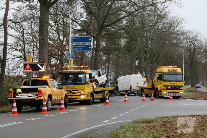 Veel schade bij ongeluk tussen auto en bestelbus