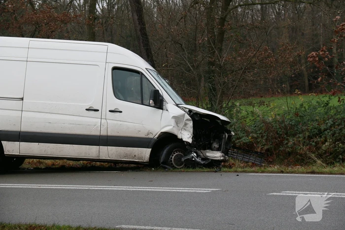 Veel schade bij ongeluk tussen auto en bestelbus