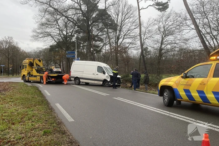 Veel schade bij ongeluk tussen auto en bestelbus