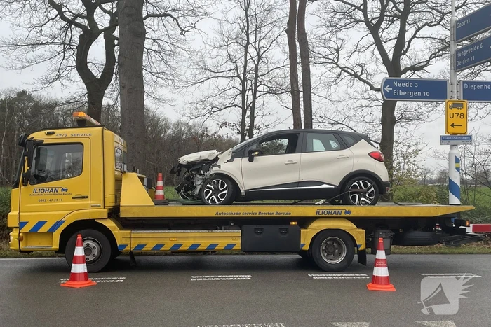 Veel schade bij ongeluk tussen auto en bestelbus