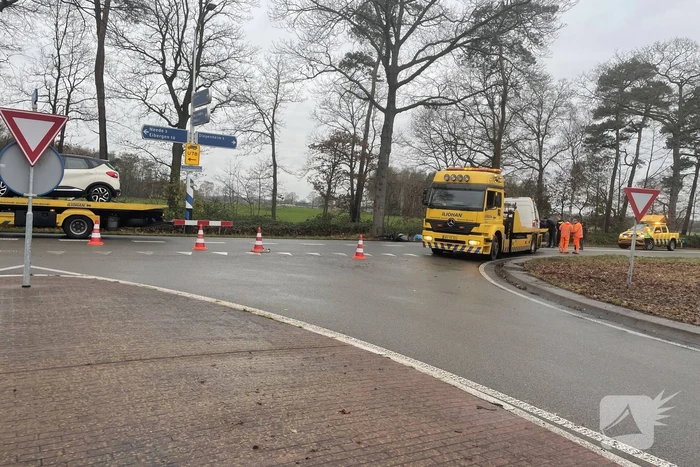 Veel schade bij ongeluk tussen auto en bestelbus
