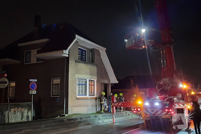 Brandweer dooft schoorsteenbrand