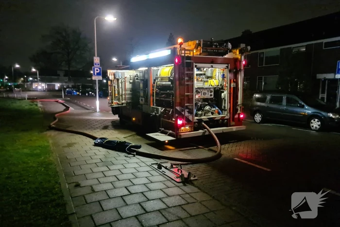 Stapel kranten in brand op schoolplein
