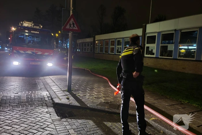 Stapel kranten in brand op schoolplein