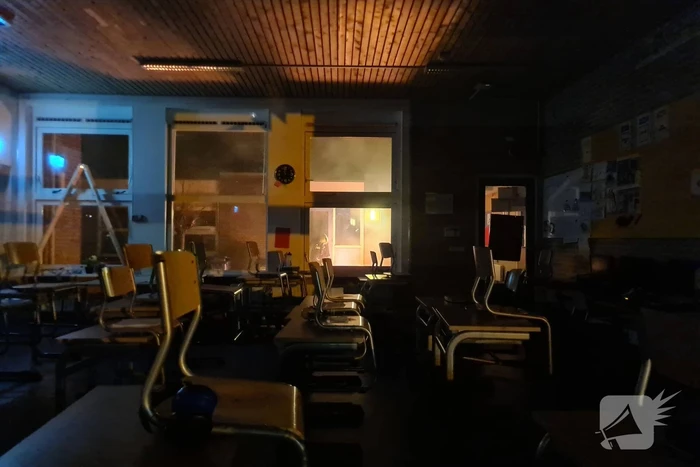 Stapel kranten in brand op schoolplein