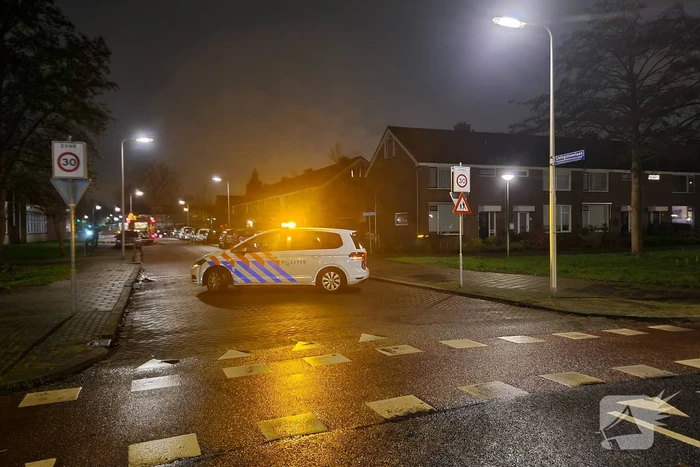 Stapel kranten in brand op schoolplein