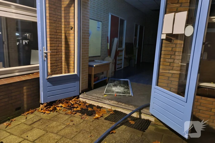 Stapel kranten in brand op schoolplein