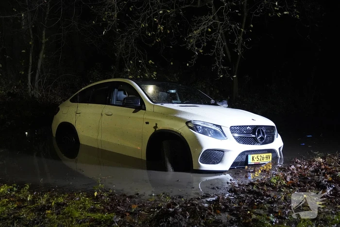 Mercedes belandt in sloot