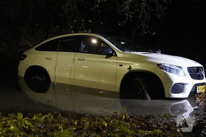 Mercedes belandt in sloot