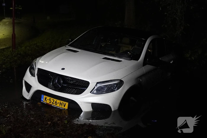 Mercedes belandt in sloot