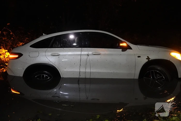 Mercedes belandt in sloot
