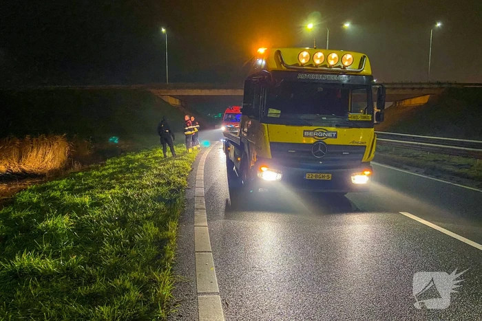 Auto belandt op op zijn kop in sloot