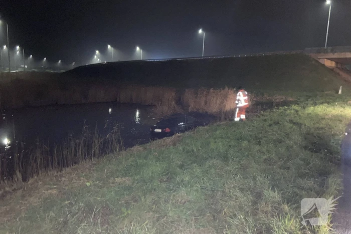 Auto belandt op op zijn kop in sloot