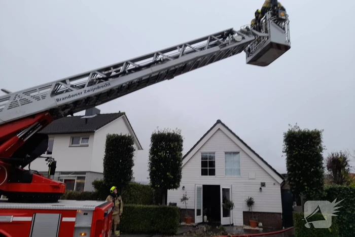 Felle schuurbrand slaat over naar woning