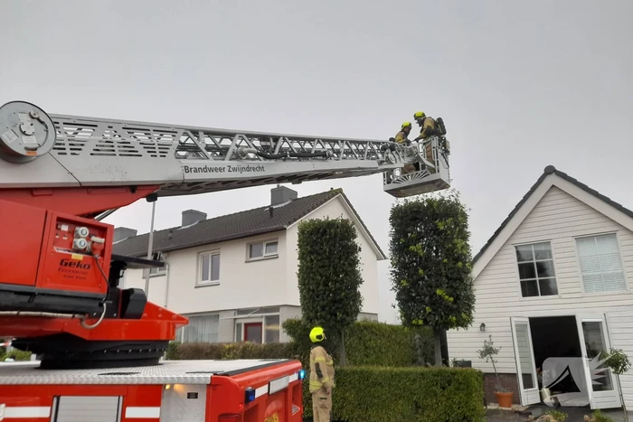 Felle schuurbrand slaat over naar woning