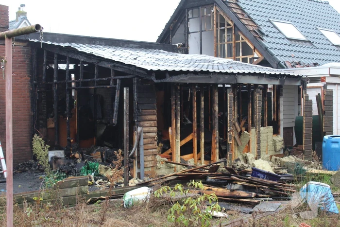 Felle schuurbrand slaat over naar woning
