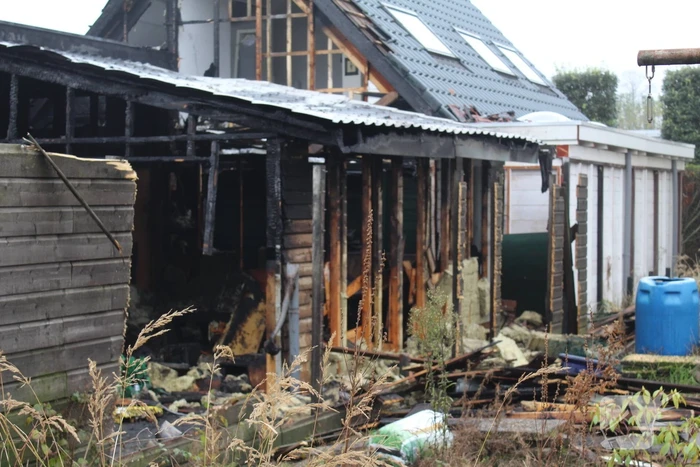 Felle schuurbrand slaat over naar woning
