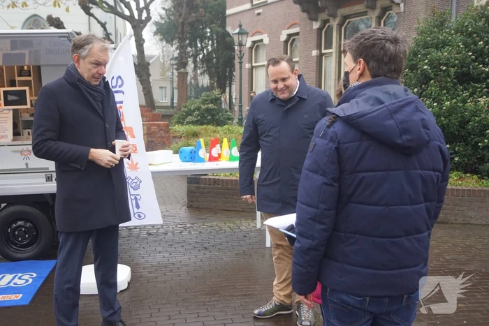 Burgemeester aanwezig bij de ondermijningsbus op de markt