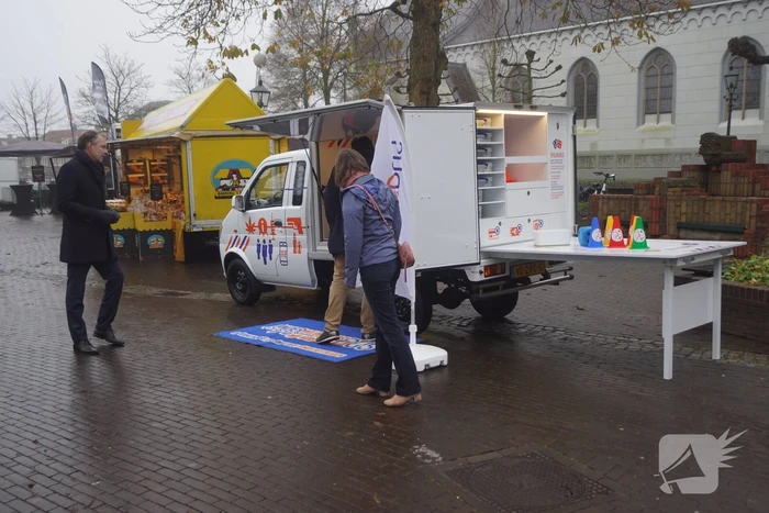 Burgemeester aanwezig bij de ondermijningsbus op de markt