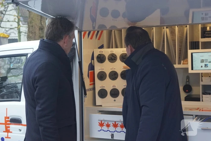 Burgemeester aanwezig bij de ondermijningsbus op de markt
