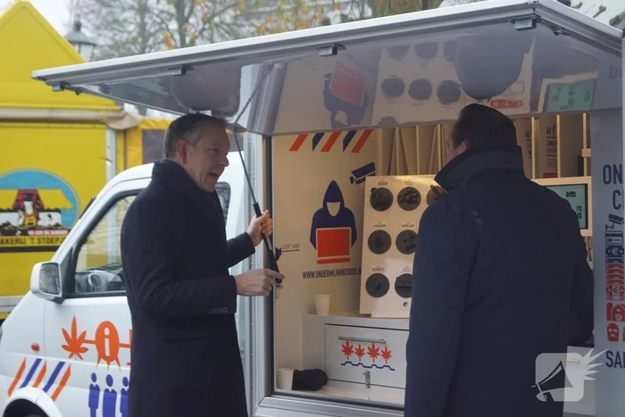 Burgemeester aanwezig bij de ondermijningsbus op de markt