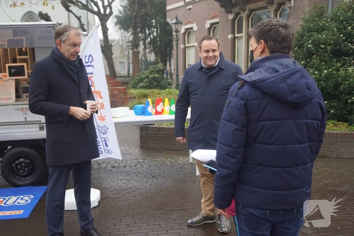 Burgemeester aanwezig bij de ondermijningsbus op de markt