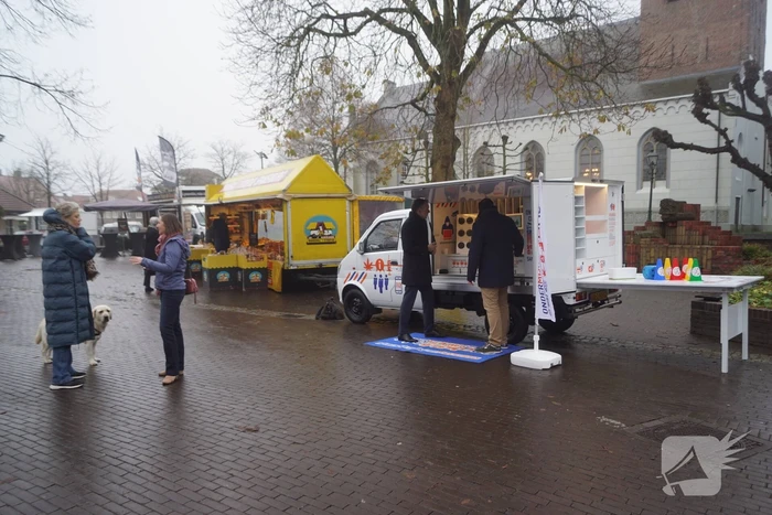 Burgemeester aanwezig bij de ondermijningsbus op de markt