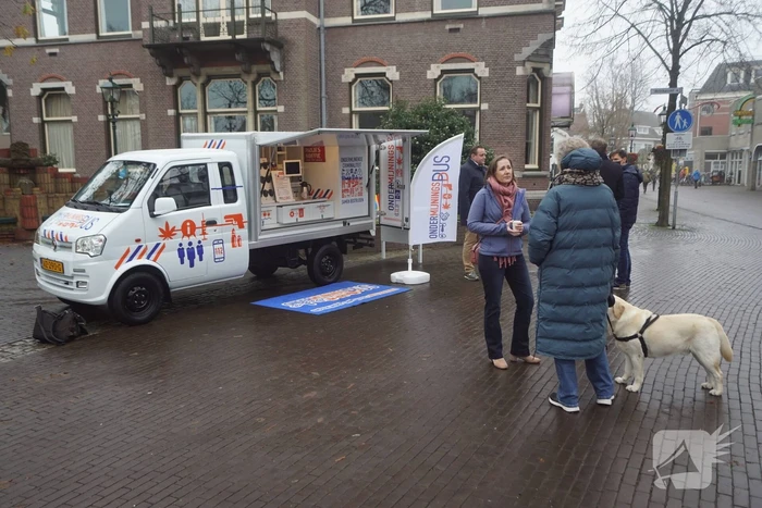 Burgemeester aanwezig bij de ondermijningsbus op de markt