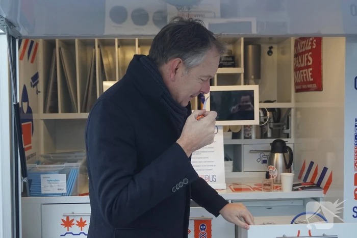 Burgemeester aanwezig bij de ondermijningsbus op de markt