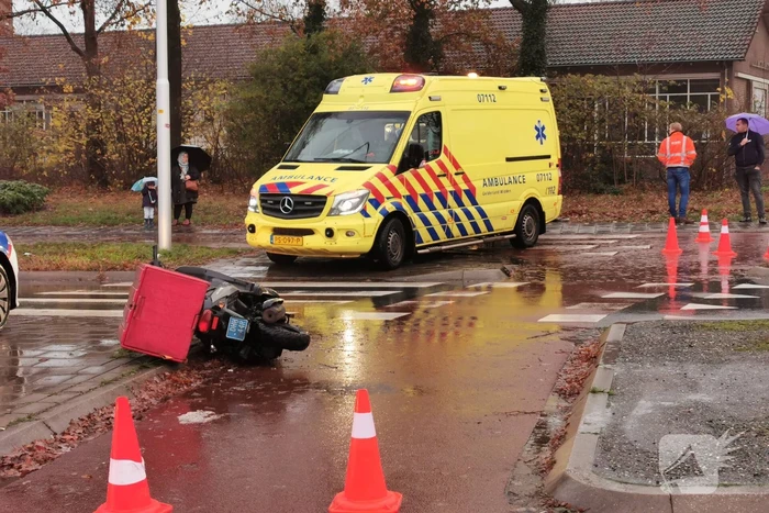 Auto rijdt door na ongeval met scooter