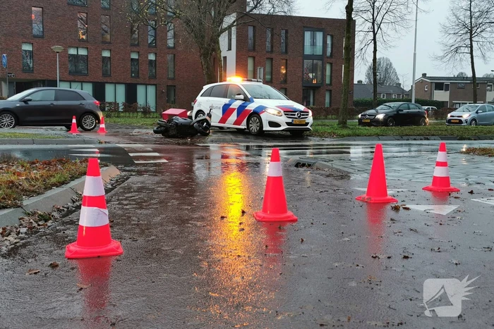 Auto rijdt door na ongeval met scooter