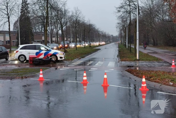 Auto rijdt door na ongeval met scooter