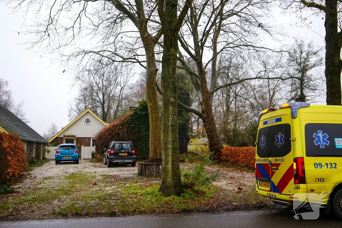 Overleden persoon aangetroffen, politie doet onderzoek