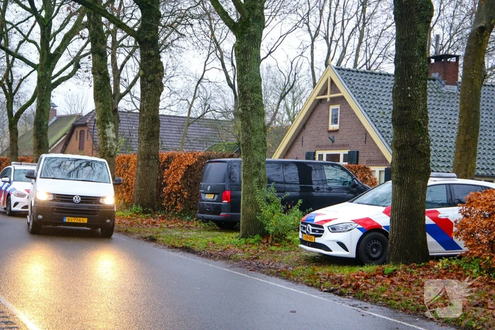 Overleden persoon aangetroffen, politie doet onderzoek
