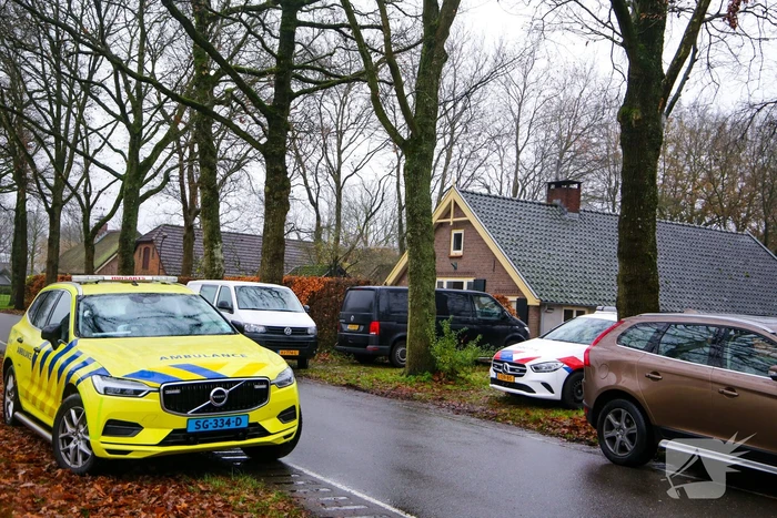 Overleden persoon aangetroffen, politie doet onderzoek